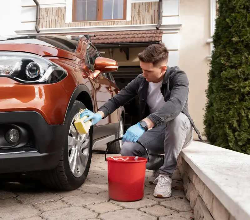 Lavage auto à domicile Ayguesvives : professionnel intervenant sur un véhicule